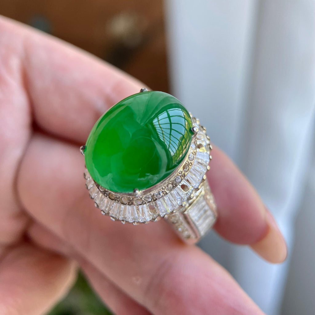 冰种阳绿鸽子蛋戒面裸石（yc234281）