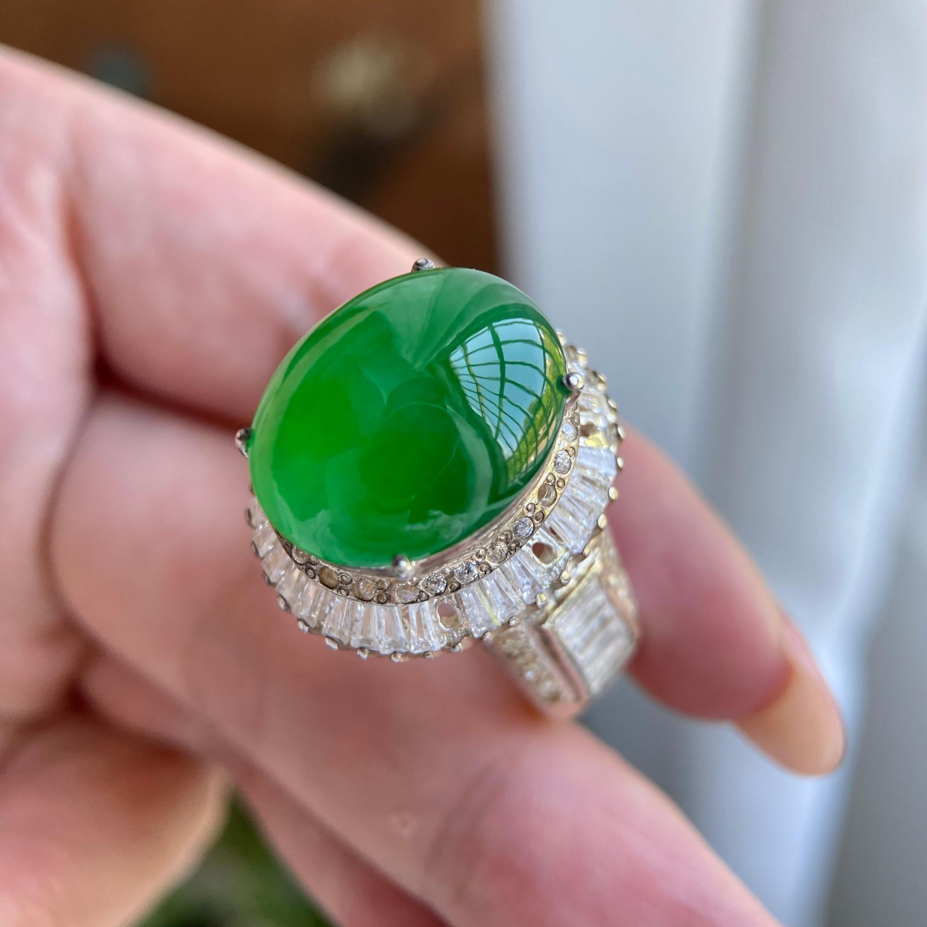 冰种阳绿鸽子蛋戒面裸石（yc234281）