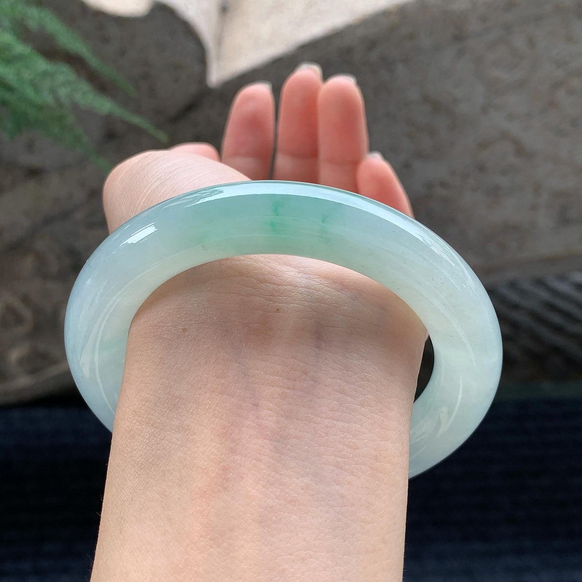 糯冰种晴水飘绿圆条手镯 56.5圈 天然A货缅甸翡翠（yc694794）