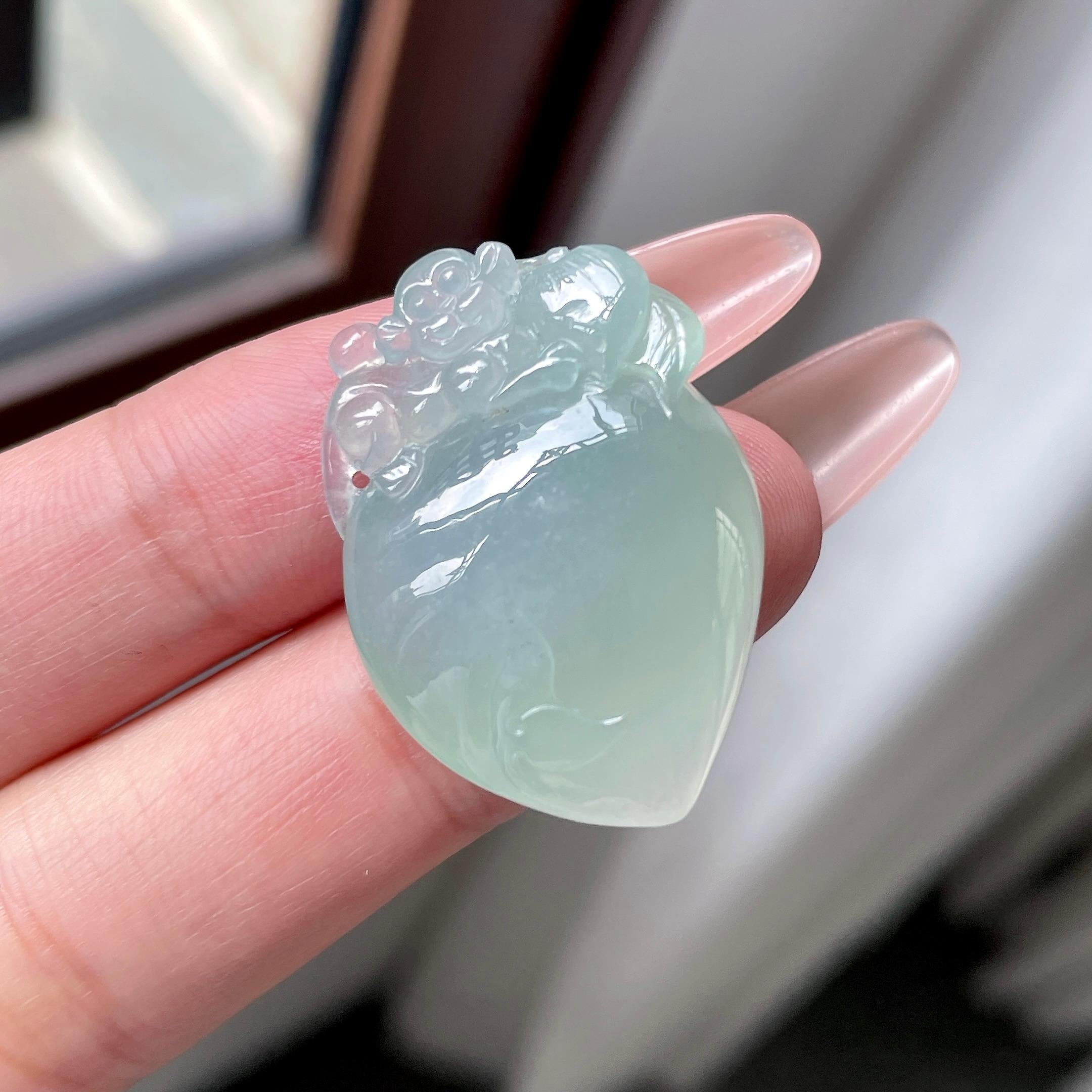 细糯种晴绿底灵猴献桃吊坠 天然缅甸A货翡翠（yc525991）
