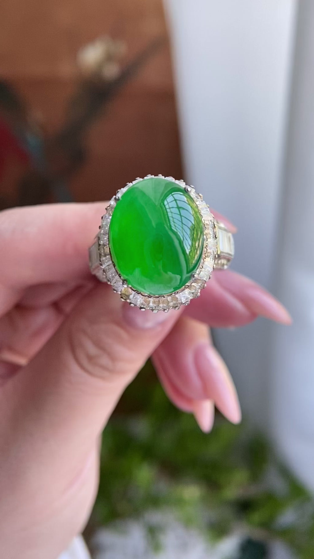 冰种阳绿鸽子蛋戒面裸石（yc234281）