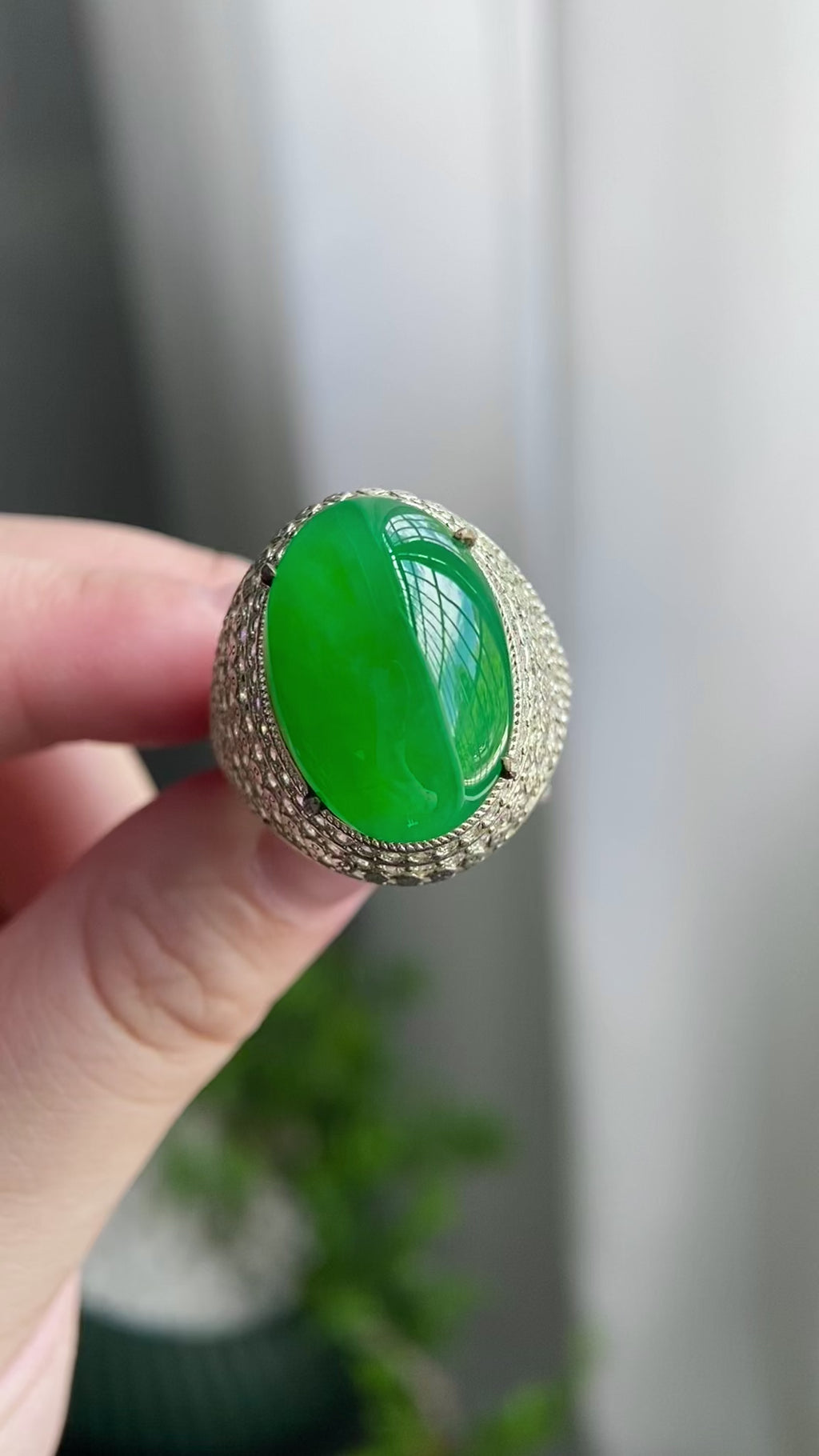 冰种阳绿鸽子蛋裸石（yc212891）