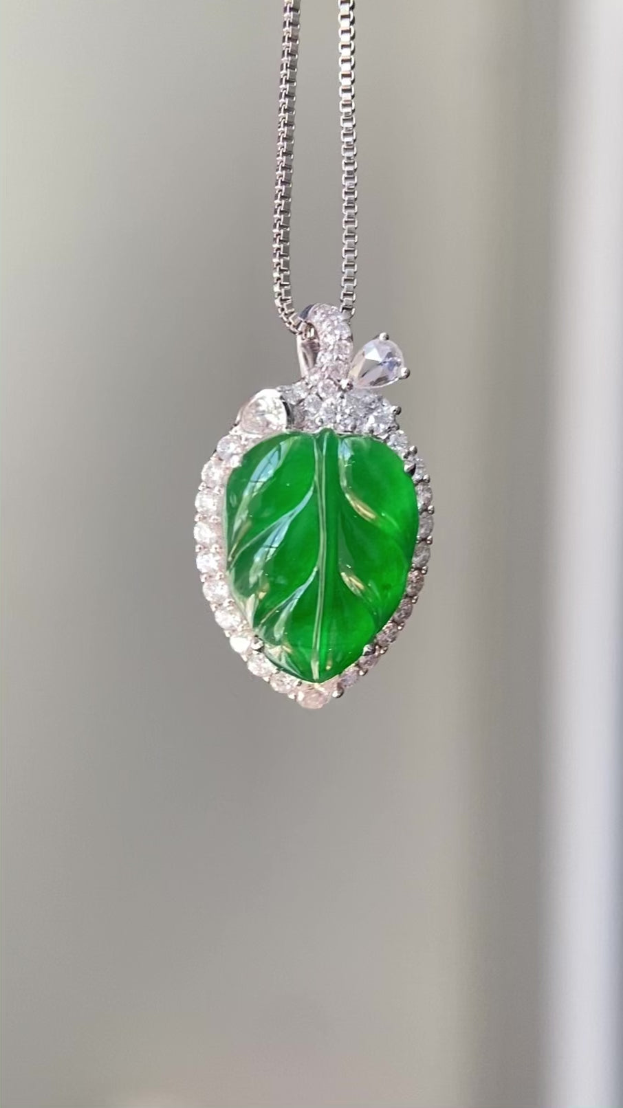 18k金钻镶冰种阳绿玉叶吊坠（yc209950）