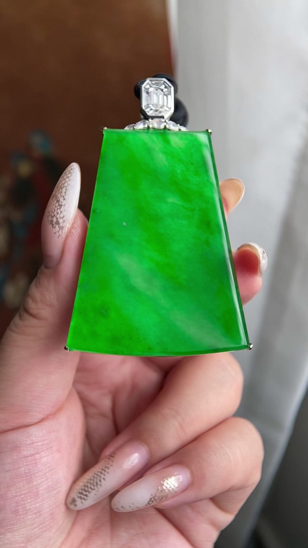 18k金钻镶冰种辣阳绿无事牌吊坠（yc224121）