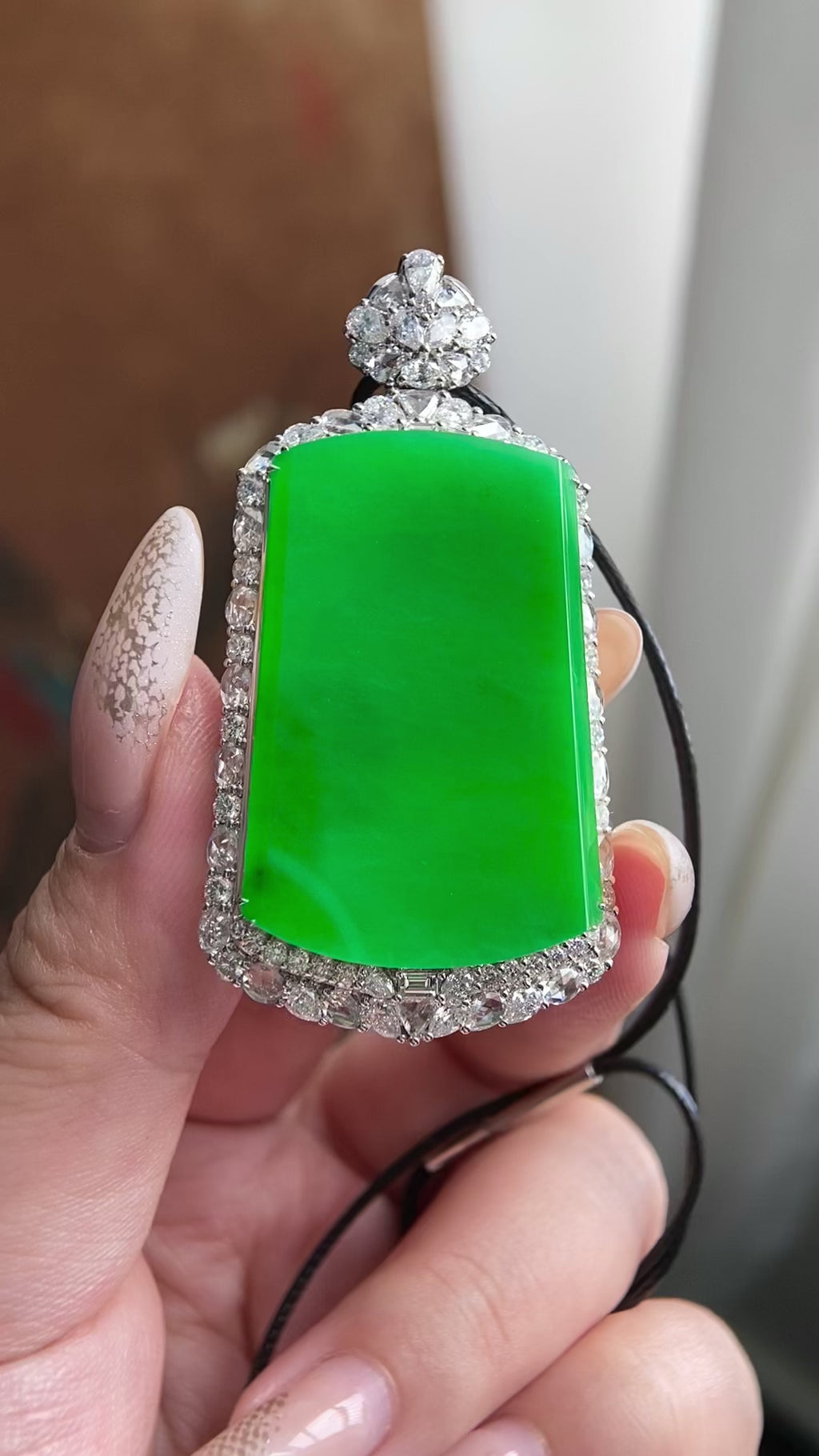 18k金钻镶冰种阳绿无事牌吊坠（yc224118）