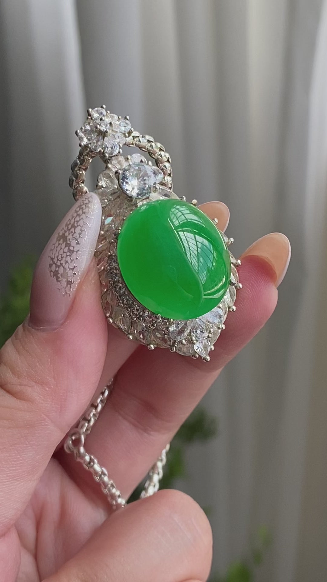 冰种阳绿鸽子蛋裸石（yc212939）