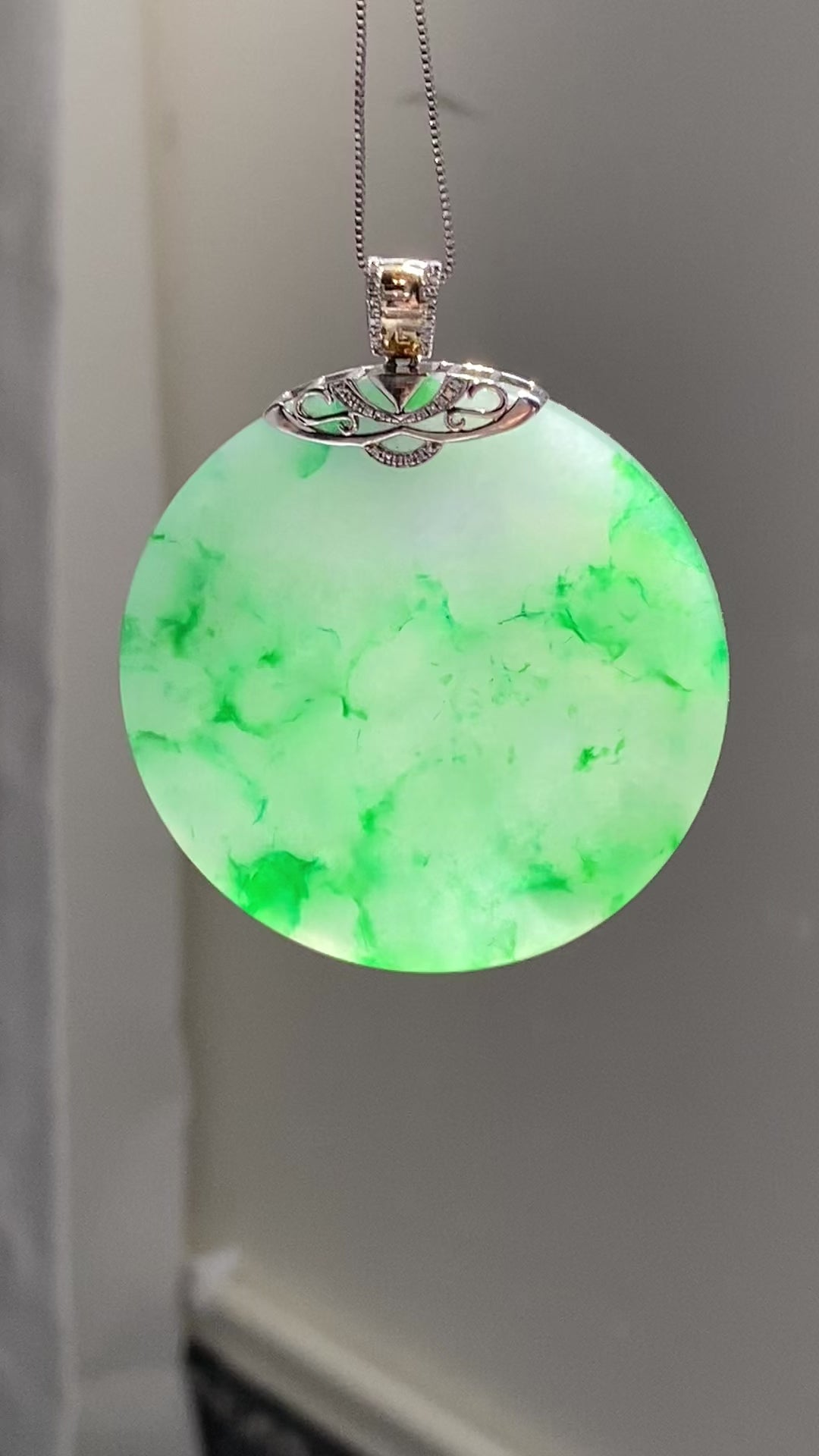 18k金钻镶糯冰种飘金丝阳绿圆牌吊坠（yc214450）