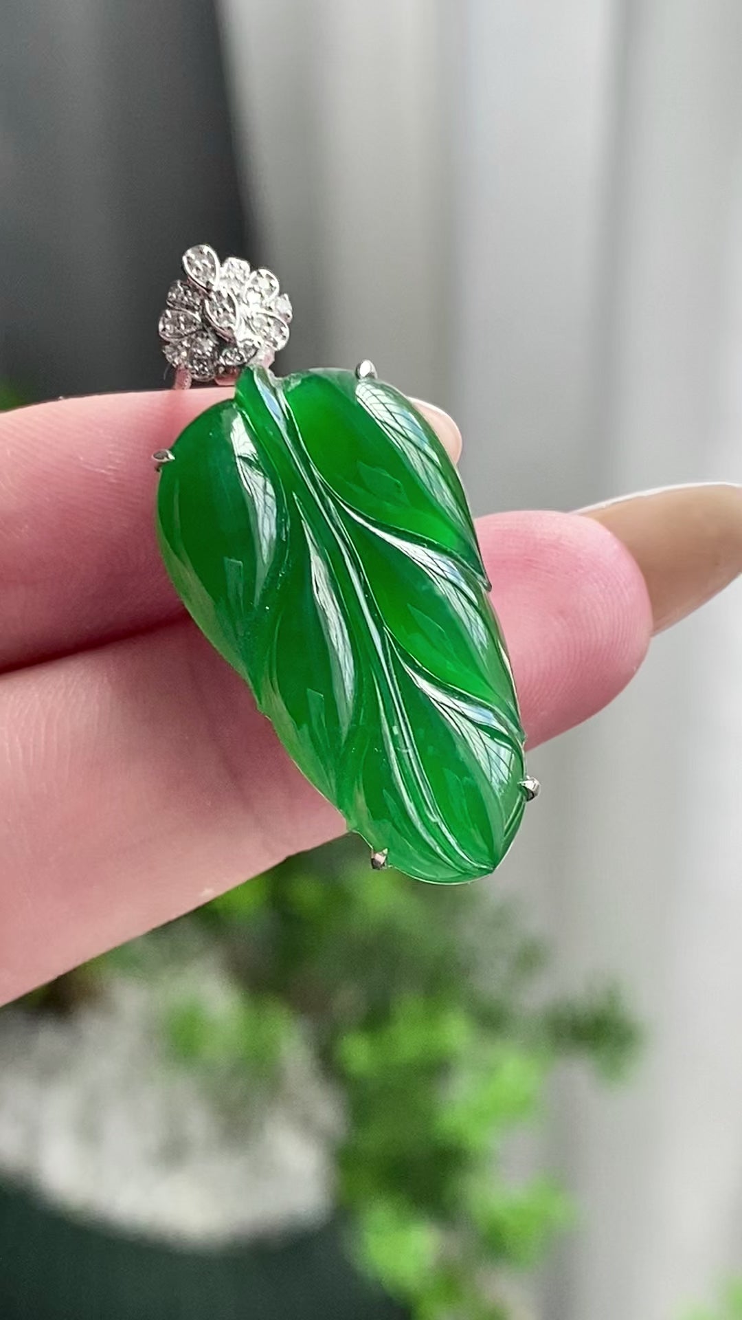 18k金钻镶冰种阳绿玉叶吊坠（yc204453）