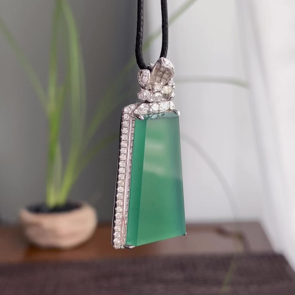 18k金钻镶冰种湖水绿无事牌吊坠（yc250216）